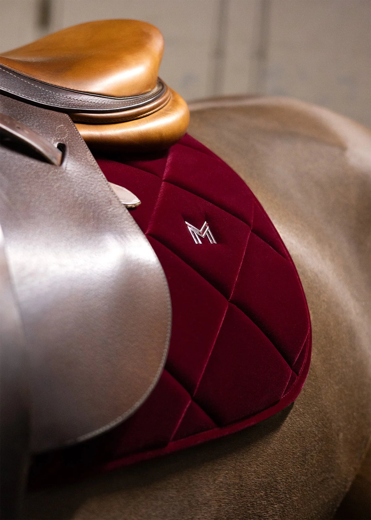 Maximilian Velvet Dressuur Zadeldek (Ruby)