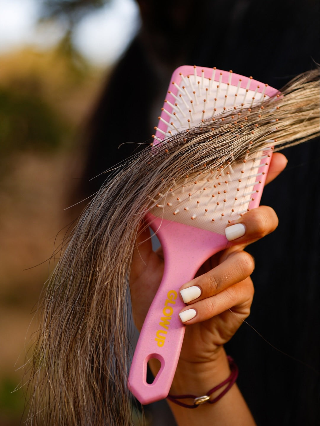 GLOW UP The Glow Detangler Brush