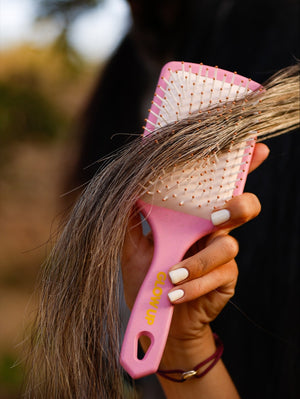 GLOW UP The Glow Detangler Brush